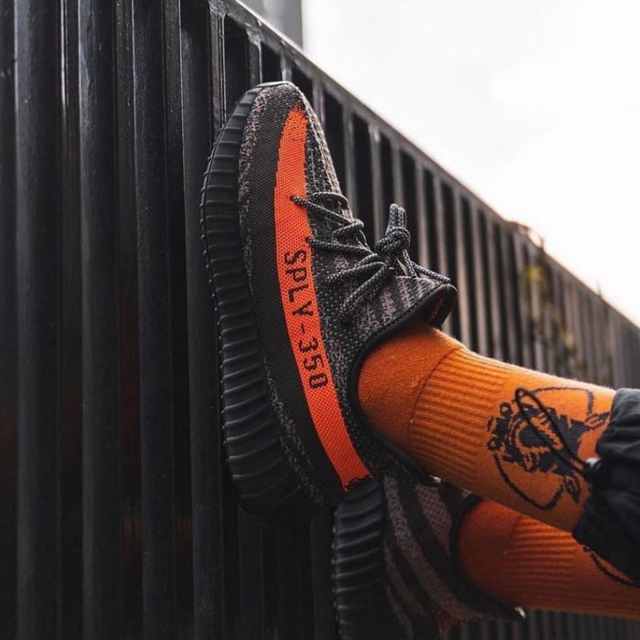 Yeezy 350 V2 Carbon Beluga，
